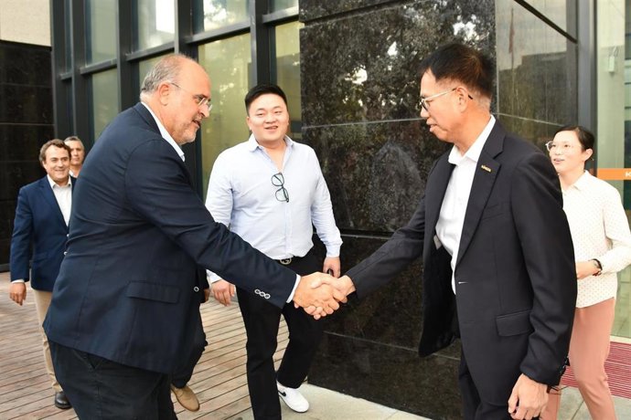 El vicepresidente primero del Gobierno de C-LM, José Luis Martínez Guijarro, visitando las instalaciones de Kingfa en China.