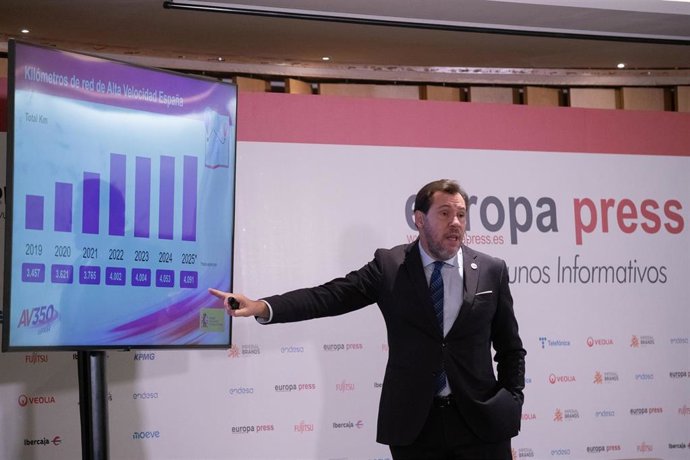 El ministro de Transportes y Movilidad Sostenible, Óscar Puente, durante un desayuno informativo de Europa Press, en el Hyatt Regency Hesperia Madrid, a 17 de noviembre de 2025, en Madrid (España).