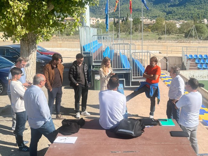 Archivo - Gonzalvo y Lluís Toni Sieiro mantuvieron una reunión en las instalaciones de Sa Plana con técnicos municipales; los responsables de la empresa adjudicataria y el presidente del Club Esportiu Andratx, Rafael Ribot