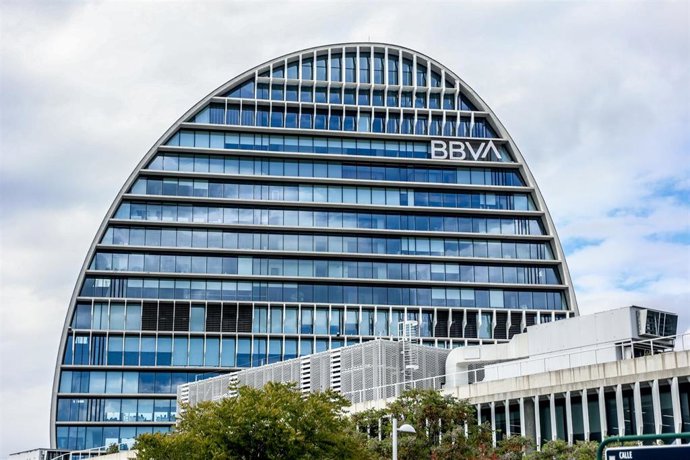 Archivo - Fachada del edificio ‘La Vela’, en la ciudad del BBVA, a 30 de abril de 2024, en Madrid (España).