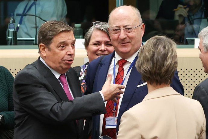 El ministre d'Agricultura, Pesca i Alimentació, Luis Planas, junt amb els col·legues del ram europeus en una reunió a Brussel·les.