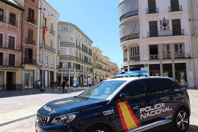 Archivo - Coche de la Policía Nacional en el centro de Málaga capital.