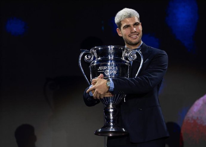 Carlos Alcaraz posa con su trofeo de número uno de la temporada 2025 de la ATP