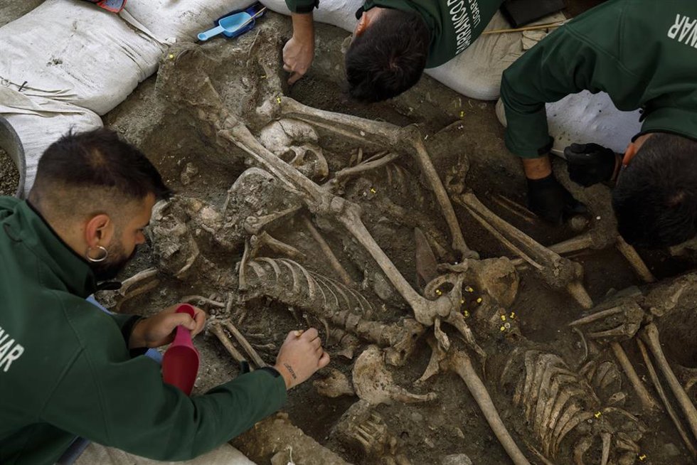 Archivo - Exhumaciones de víctimas del franquismo en el barranco de Víznar. Archivo.