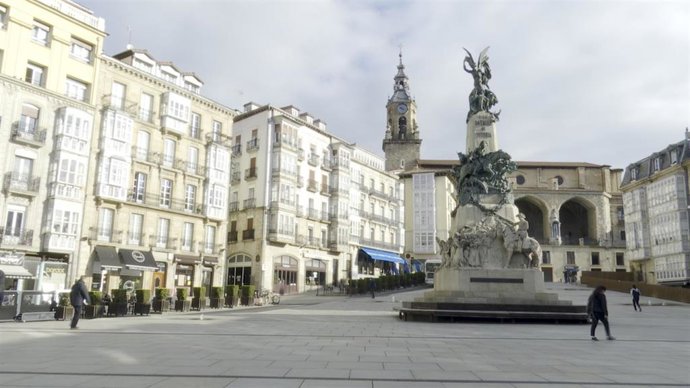 Archivo - Plaza de la Virgen Blanca, en Vitoria (Álava)