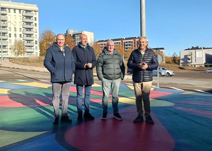 El alcalde de León, José Antonio Diez (centro izquierda) y el portavoz de UPL en el Ayuntamiento de León, Eduardo López Sendino (a su izquierda), durante la visita realizada al barrio de La Palomera.