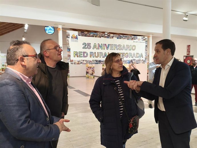 El presidente de la Dipuatación de Valladolid, Conrado Íscar, (d) en la inauguración del Encuentro de Familias de Personas con Discapacidad.