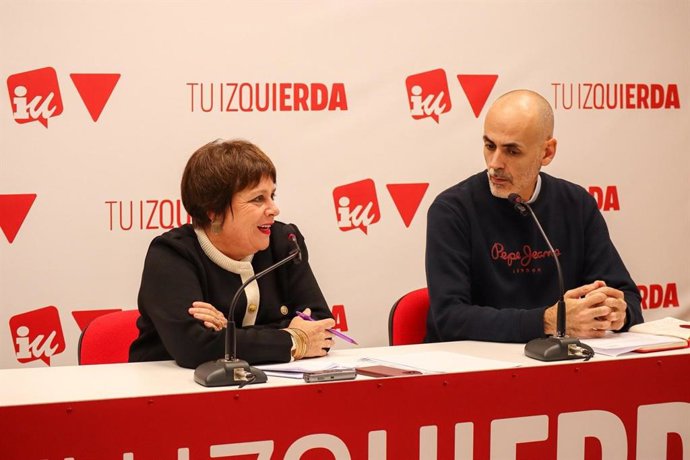 La portavoz de IU en el Parlamento, Henar Moreno, y el miembro del Área de Salud de IU, Daniel Cuesta