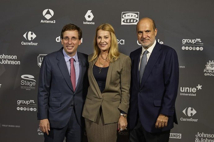 (I-D) El alcalde de Madrid, José Luis Martínez-Almeida; la exgimnasta rumana, Nadia Comaneci, y el  consejero delegado de Atresmedia, Javier Bardají, posan durante el foro Metafuturo 2025, en el Ateneo de Madrid. 