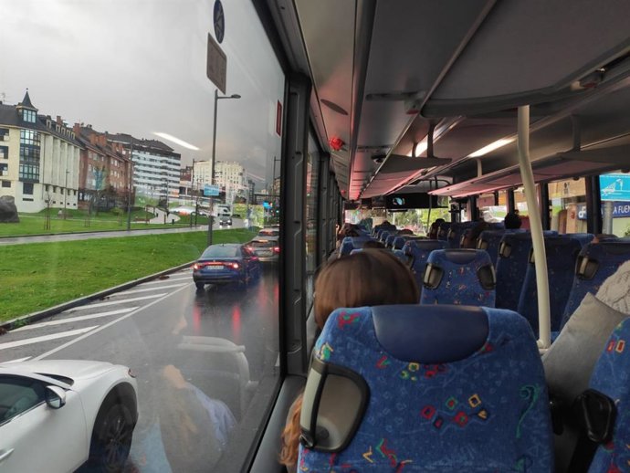 Archivo - Entrada a Oviedo, desde un autobús