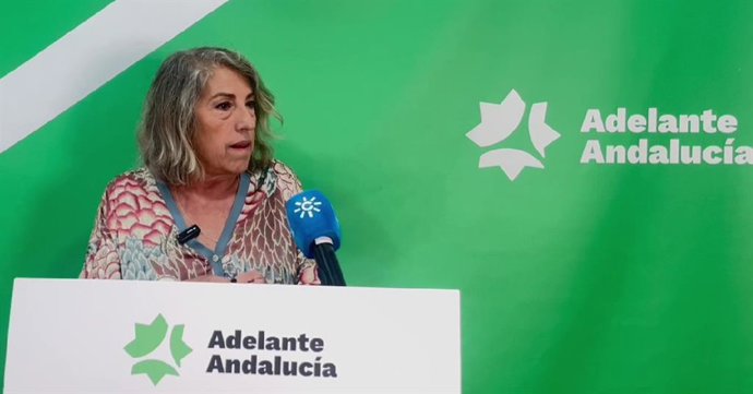 La responsable de Organización de Adelante Andalucía, Mari García, en rueda de prensa en Sevilla. (Foto de archivo).