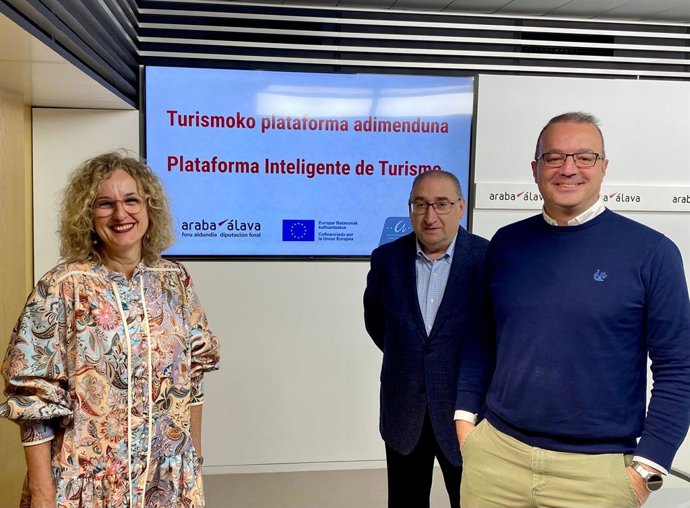 La diputada foral de Empleo, Comercio y Turismo de Álava, Cristina González, y el director de Servicios Generales, Iker Miranda.