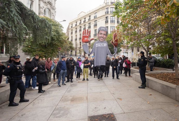 Várias pessoas durante uma manifestação em frente ao Congresso dos Deputados, em 17 de novembro de 2025, em Madri (Espanha). As vítimas da dana se reuniram hoje em frente ao Congresso dos Deputados quando o presidente da Generalitat Valenciana em funções 