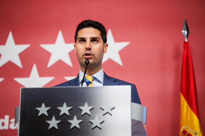 Archivo - El consejero de Educación, Ciencia y Universidades, Emilio Viciana, durante una rueda de prensa posterior al Consejo de Gobierno de la Comunidad de Madrid, en la Real Casa de Correos, a 30 de agosto de 2023, en Madrid (España).