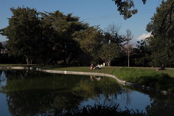 Archivo - Personas en jardines de Barcelona, en una imagen de archivo