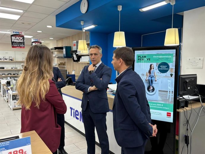 El consejero de Medio Ambiente, Agricultura e Interior de la Comunidad de Madrid, Carlos Novillo, durante la presentación del Plan Renove de Electrodomésticos