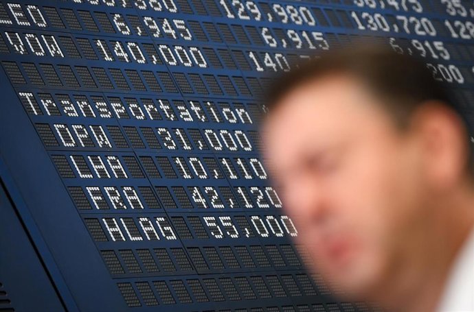 Archivo - 22 June 2020, Hessen, Frankfurt/Main: A stock market expert stands on the floor of the Frankfurt Stock Exchange. Photo: Arne Dedert/dpa
