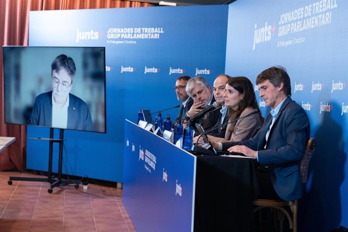Archivo - (2I-D) El diputado de Junts en el Parlament de Catalunya, Albert Batet; el secretario general de Junts, Jordi Turull y la portavoz del grupo de Junts en el Parlament, Mònica Sales, durante una jornada de trabajo del grupo de Junts