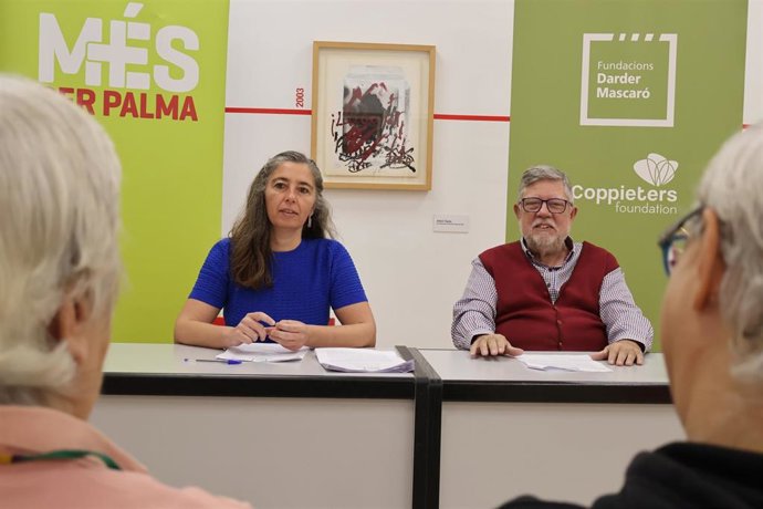La portavoz de MÉS per Palma, Neus Truyol, y el presidente de las Fundaciones Darder-Mascaró, Miquel Rosselló, presentan el programa del tercer Fin de Semana Antifascista.