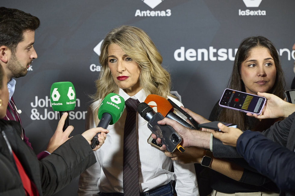 La vicepresidenta segunda y ministra de Trabajo y Economía Social, Yolanda Díaz, atiende a los medios durante el foro Metafuturo 2025, en el Ateneo de Madrid, a 17 de noviembre de 2025, en Madrid (España).