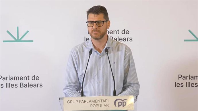 Archivo - El portavoz del PP en el Parlament, Sebastià Sagreras, en rueda de prensa.