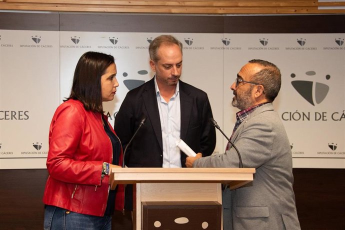 La diputada de Medio Ambiente, Angélica García; el presidente de Fedexcaza, José María Gallardo, y el presidente de la Diputación de Cáceres, Miguel Ángel Morales, tras la firma de un convenio entre ambas instituciones