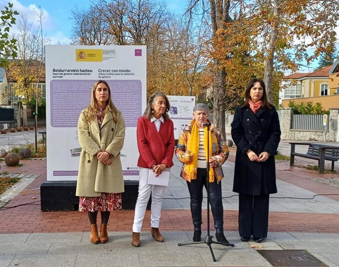 La delegada del Gobierno en el País Vasco, Marisol Garmendia, inaugura la exposición al aire libre 'Crecer con miedo'