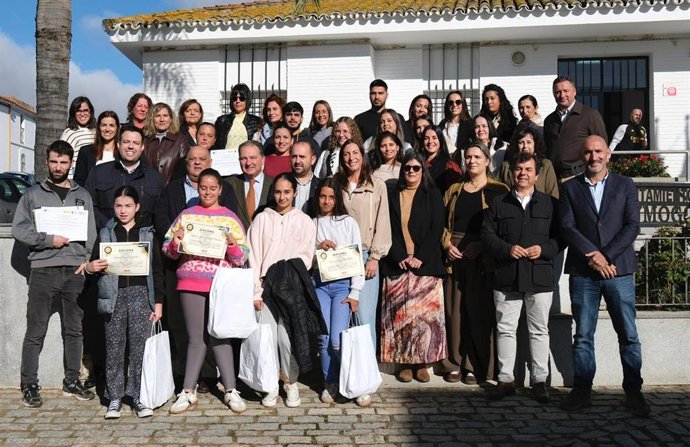 La consejera de Inclusión Social, Juventud, Familias e Igualdad, Loles López, en Paymogo en una jornada de empleo y educación organizada por la Fundación Secretariado Gitano y la Diputación de Huelva.
