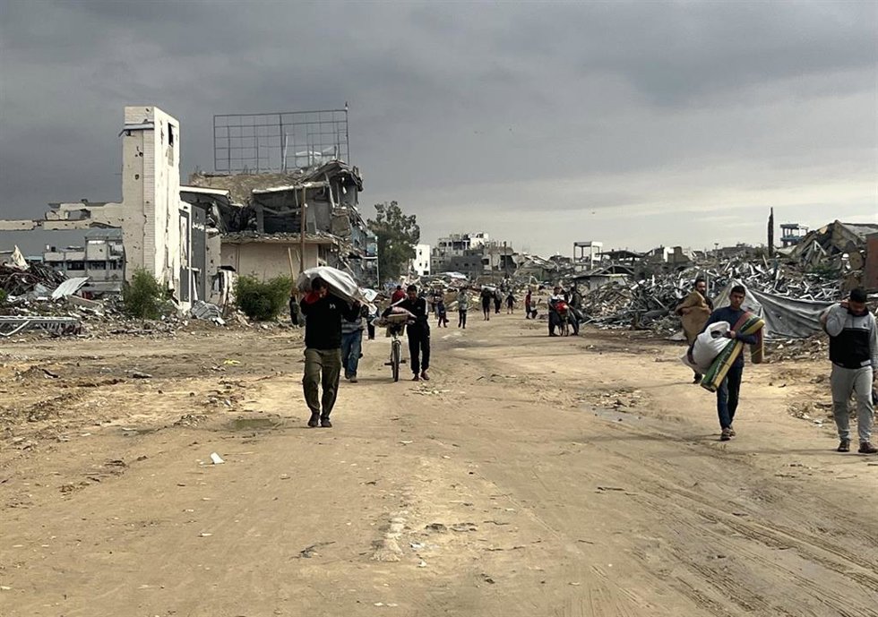 Palestinos desplazados al este de la ciudad de Jan Yunis, en el sur de la Franja de Gaza, en medio del alto el fuego pactado entre Israel y Hamás (archivo)