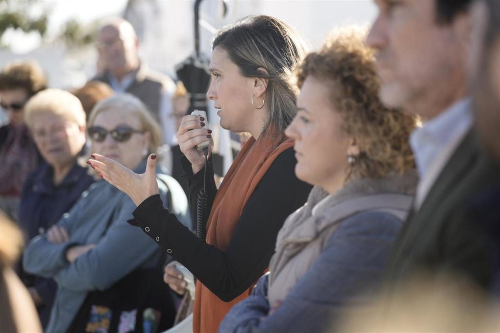 La vicesecretaria general del PSOE-A, María Márquez, en una concentración ante el centro de salud de San Bartolomé de la Torre (Huelva).
