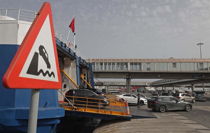 Archivo - Numerosos vehículos salen del ferry para cruzar la frontera en el puerto de Algeciras.