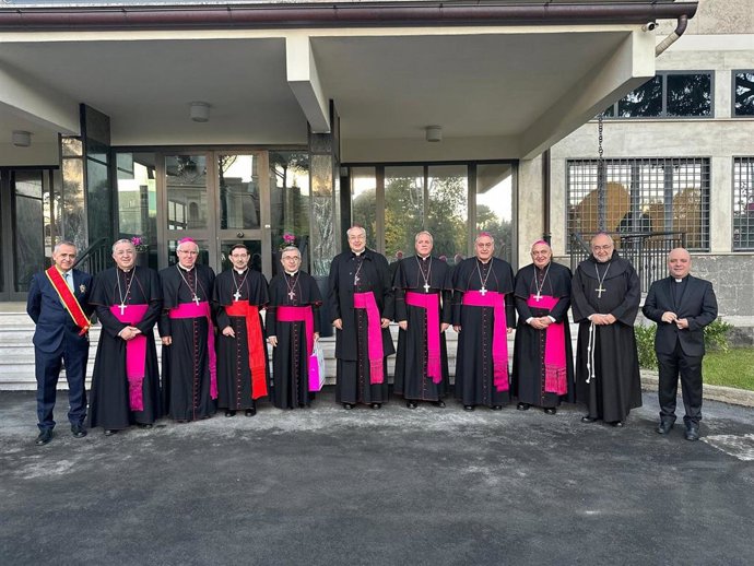 Los obispos de la Comisión Ejecutiva de la Conferencia Episcopal Española antes de reunirse con el Papa León XIV.