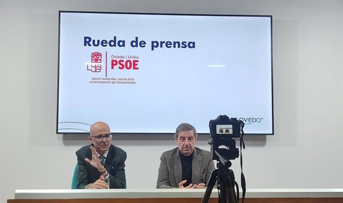 El concejal del PSOE, Jorge Monsalve y y el portavoz del PSOE, Carlos Fernández Llaneza en rueda de prensa.