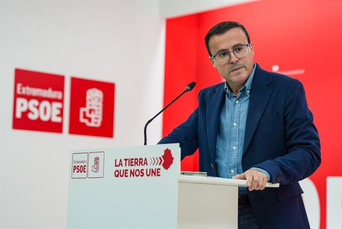 El candidato del PSOE a la Presidencia de la Junta, Miguel Ángel Gallardo, en una rueda de prensa en la sede del partido en Mérida.