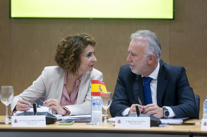 La vicepresidenta primera y ministra de Hacienda, María Jesús Montero, y el ministro de Política Territorial y Memoria Democrática, Ángel Víctor Torres, durante la reunión del Consejo de Política Fiscal y Financiera (CPFF), en el Ministerio de Hacienda, 