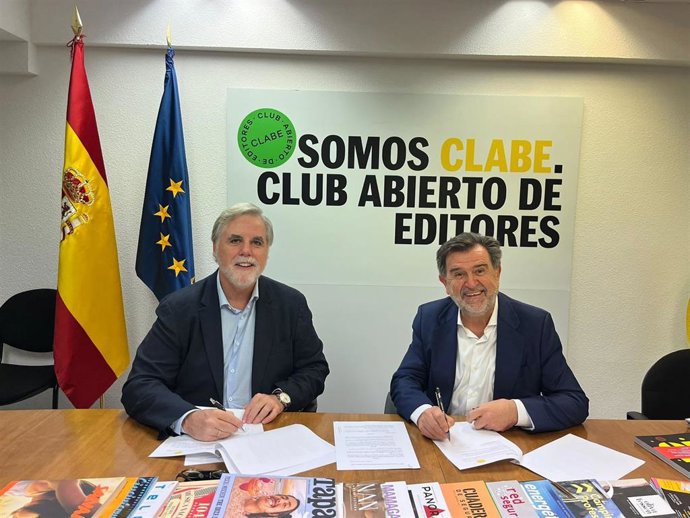 El presidente de Dircom, Miguel López-Quesada, y el de Clabe, Arsenio Escolar, firman un acuerdo de colaboración.