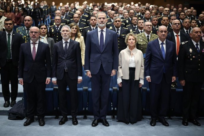 El rey Felipe VI preside, acompañado por el ministro de Interior, Fernando Grande-Marlaska, preside el aniversario del TEDAX- NRBQ y de la Unidad Central de Ciberdelincuencia de la Policía Nacional, a 17 de noviembre de 2025, en Madrid (España).