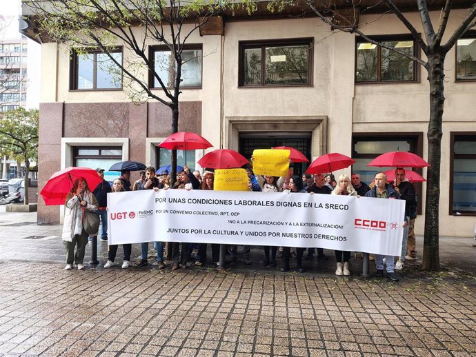 Concentración de los trabajadores de la SRECD a las puertas de la Consejería