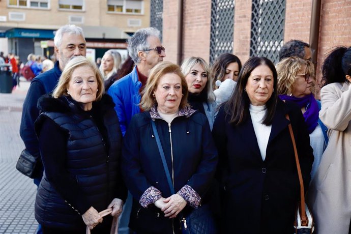Archivo - Las hermanas de Manuel José García Caparrós  Loli, Puri y Paqui, en la ofrenda floral en el lugar del fallecimiento. A 4 de diciembre de 2024, en Málaga, Andalucía (España).