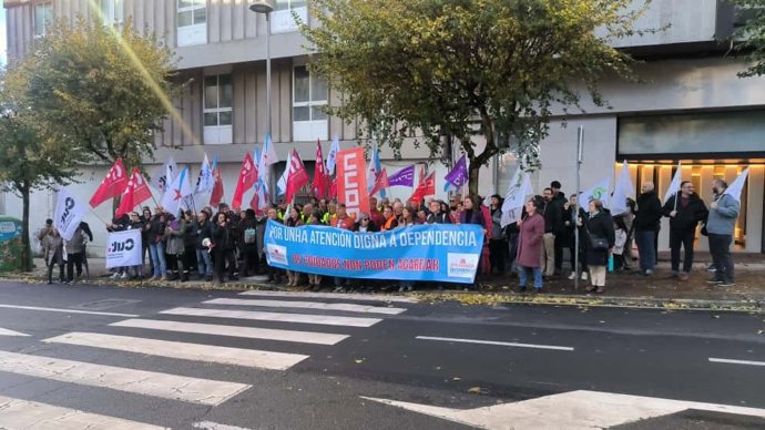 Concentración  frente al Parlamento de Galicia, en Santiago, en favor de la atención a la dependencia