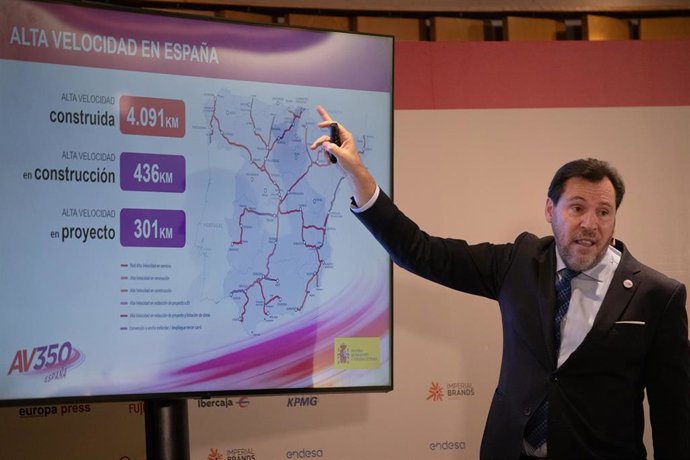 El ministro de Transportes y Movilidad Sostenible, Óscar Puente, durante un desayuno informativo de Europa Press, en el Hyatt Regency Hesperia Madrid