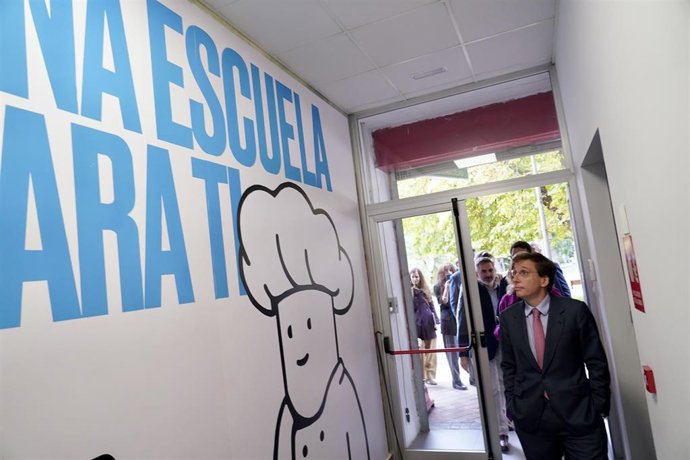 El alcalde de Madrid, José Luis Martínez-Almeida, en la Escuela Municipal de Hostelería