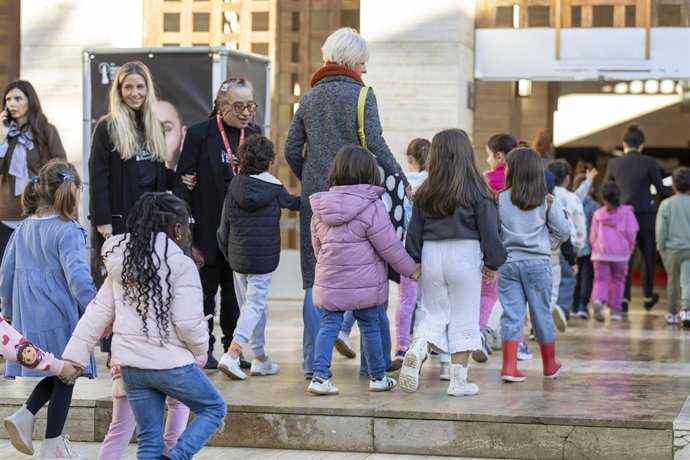Escolares En La Casa Colón Para Asistir A Una De Las Sesiones De Primera Pantalla Del Festival De Huelva.