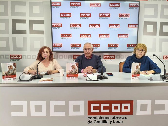 El secretario de Pensionistas de CCOO, Juan Sepúlveda; su homólga en Castilla y León, Marisol García (i), y la secreteria general del sindicato en la Comunidad, Ana Fernández.