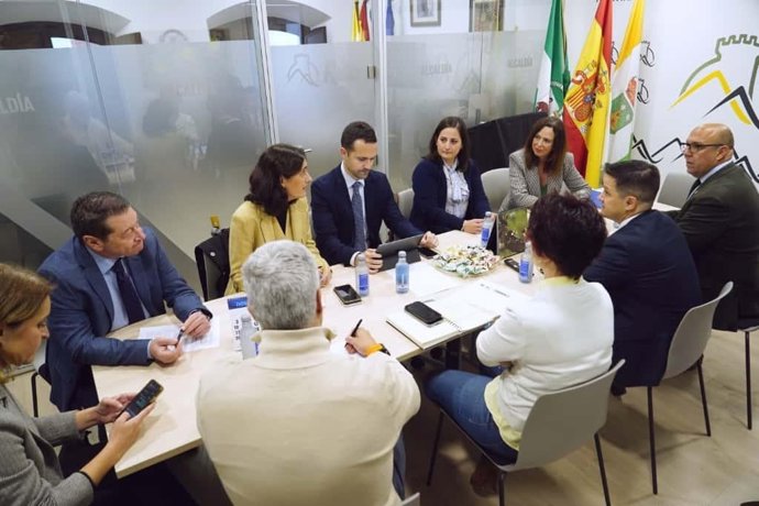 Rocío Díaz y David Ruiz (fondo) presiden una reunión de trabajo en Rute, durante la visita institucional de la consejera.