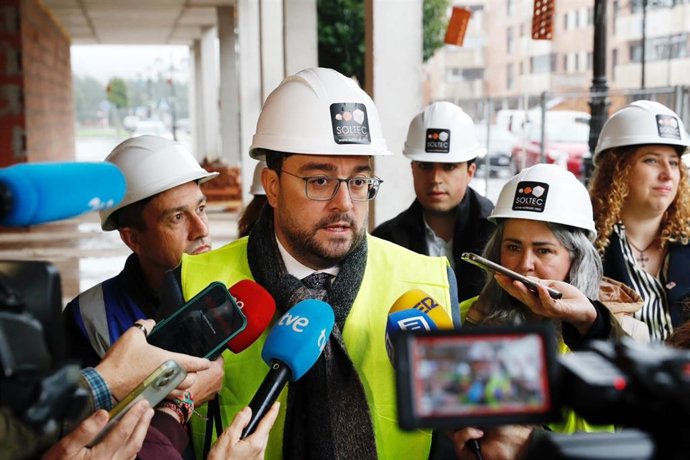 El presidente Adrián Barbón atiende a los medios.