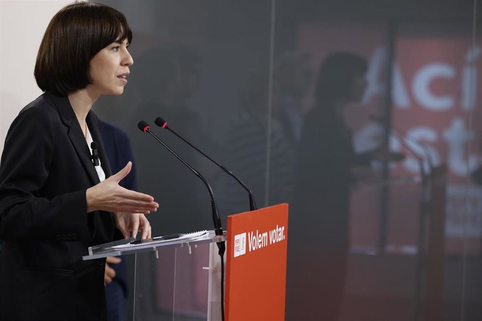 La ministra de Ciencia, Innovación y Universidad y secretaria general del PSPV-PSOE, Diana Morant, durante una reuda de prensa tras la Comisión Ejecutiva Nacional de los socialistas valencianos, a 3 de noviembre de 2025, en Valencia, Comunidad Valencian