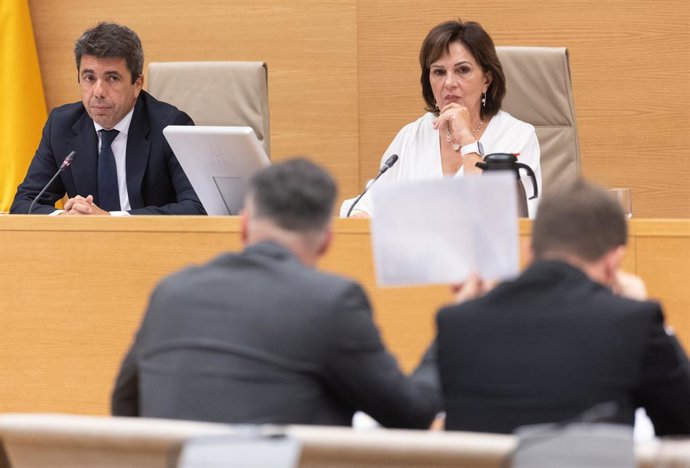 O presidente da Generalitat Valenciana em funções, Carlos Mazón, comparece perante a comissão da dana, no Congresso dos Deputados, em 17 de novembro de 2025, em Madri (Espanha). O "popular" Carlos Mazón, abre as aparições políticas de hoje
