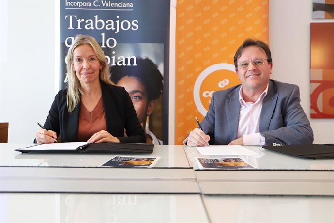 Firma del convenio entre Consum y Fundación La Caixa