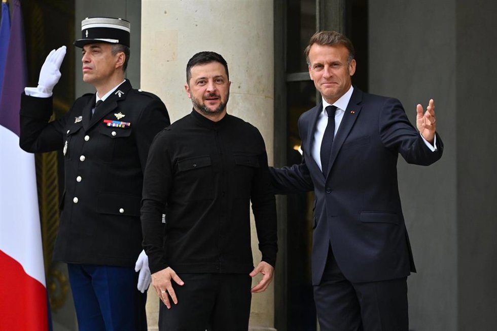 Archivo - Emmanuel Macron y Volodimir Zelenski.